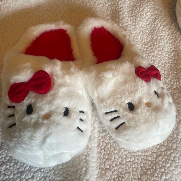 🐱New Hello Kitty by Sanrio Slippers - Plush and Soft - Size 5-5.5 💖 - Picture 9 of 10